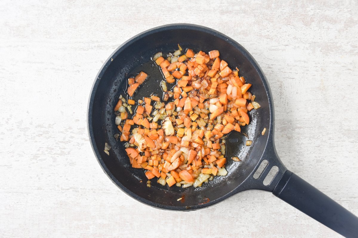 Sofreímos la cebolla y las zanahorias para la crema de langostinos