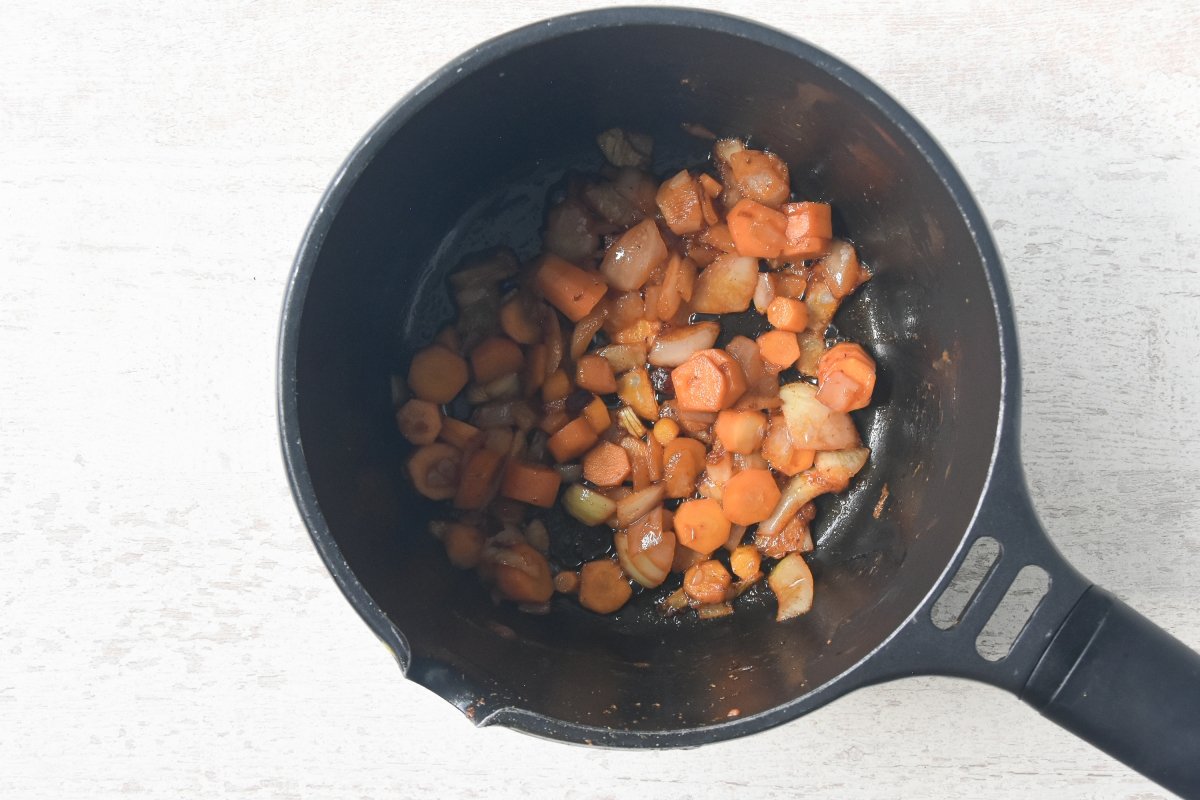 Sofreímos la cebolla y las zanahorias