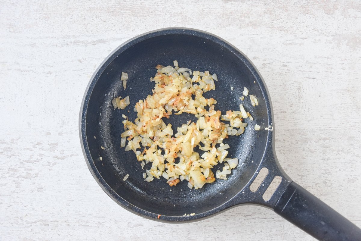 Sofreímos la cebolla y los ajos para la salsa de Oporto