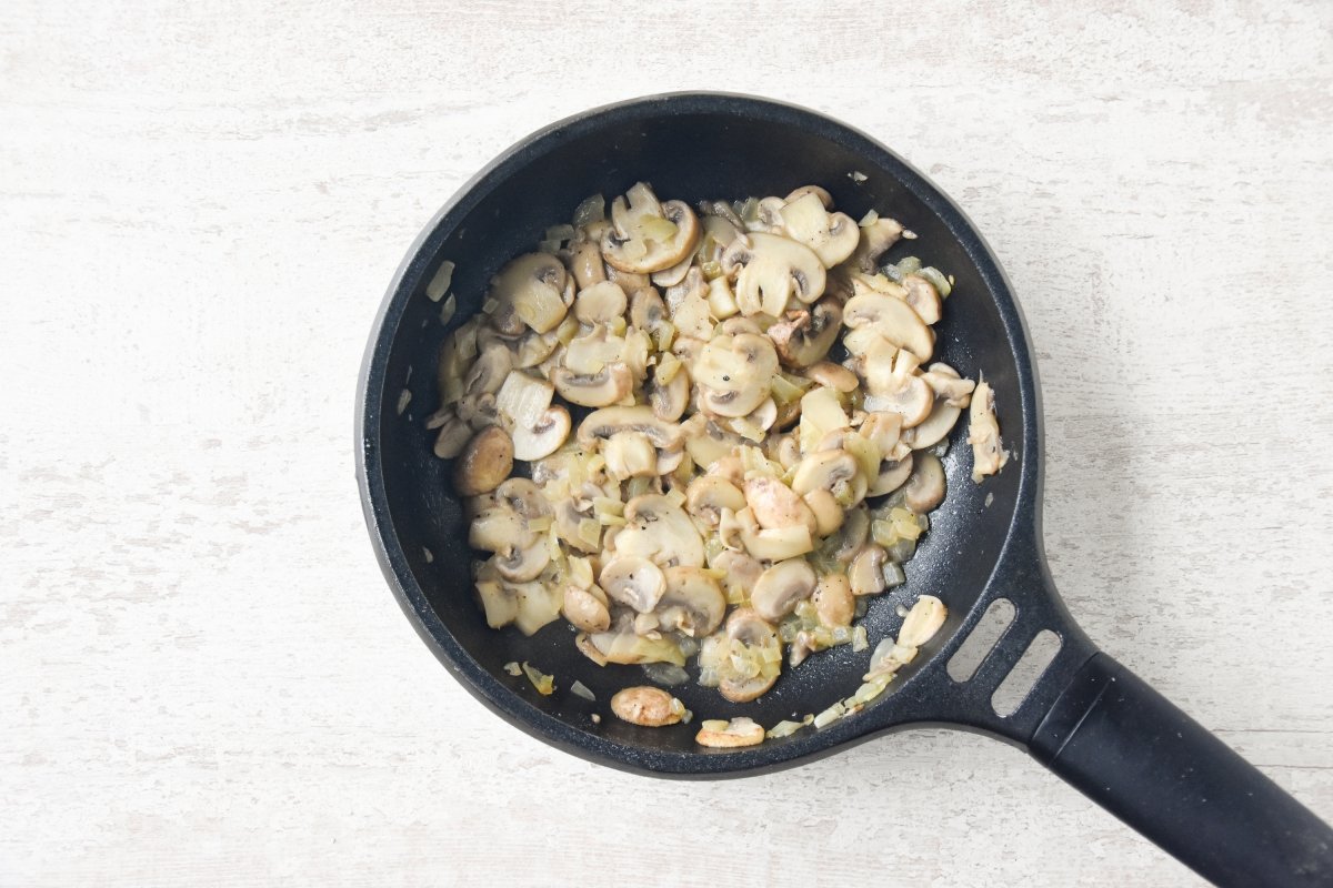 Sofreímos la cebolla y los champiñones