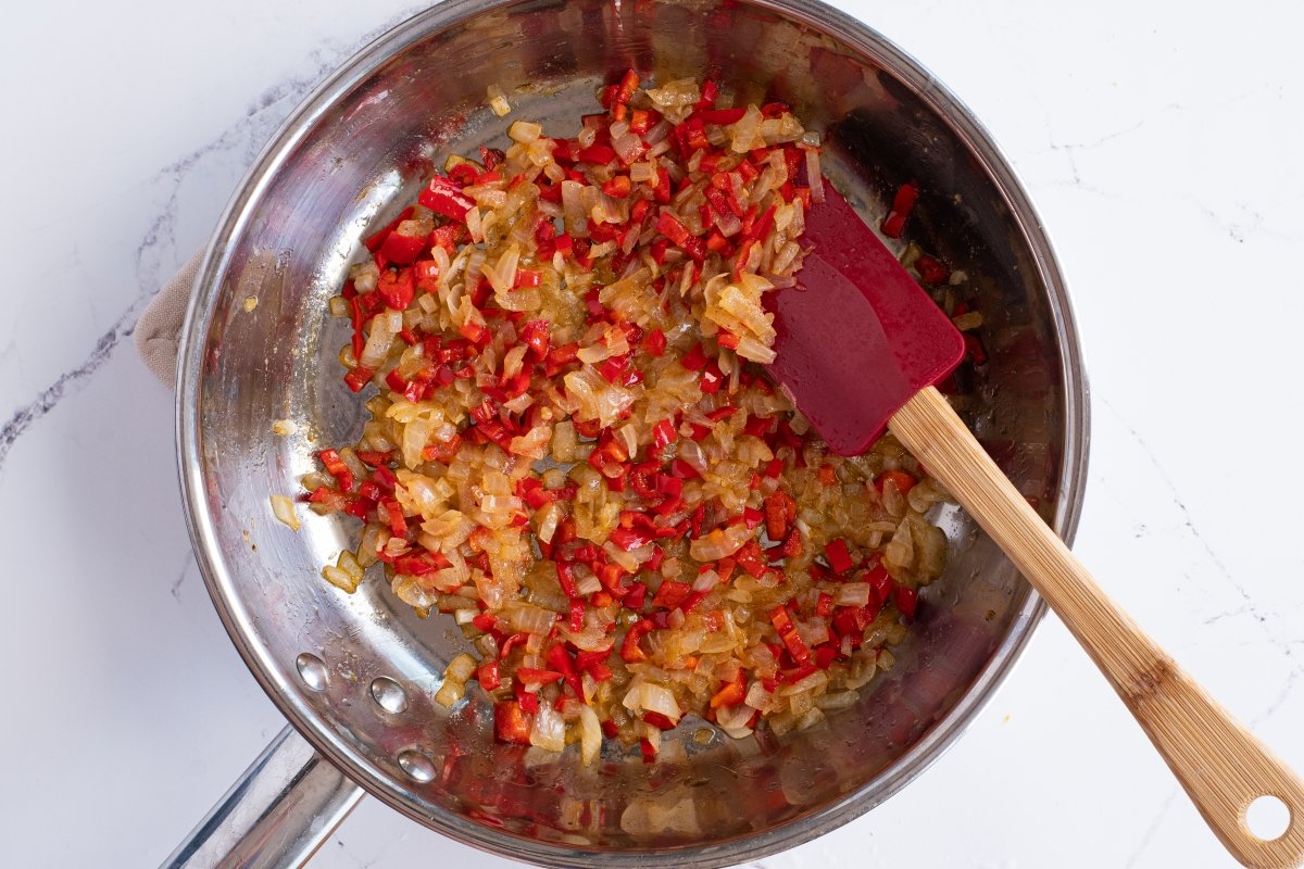 Sofreímos la cebolla y los chiles del pastel azteca