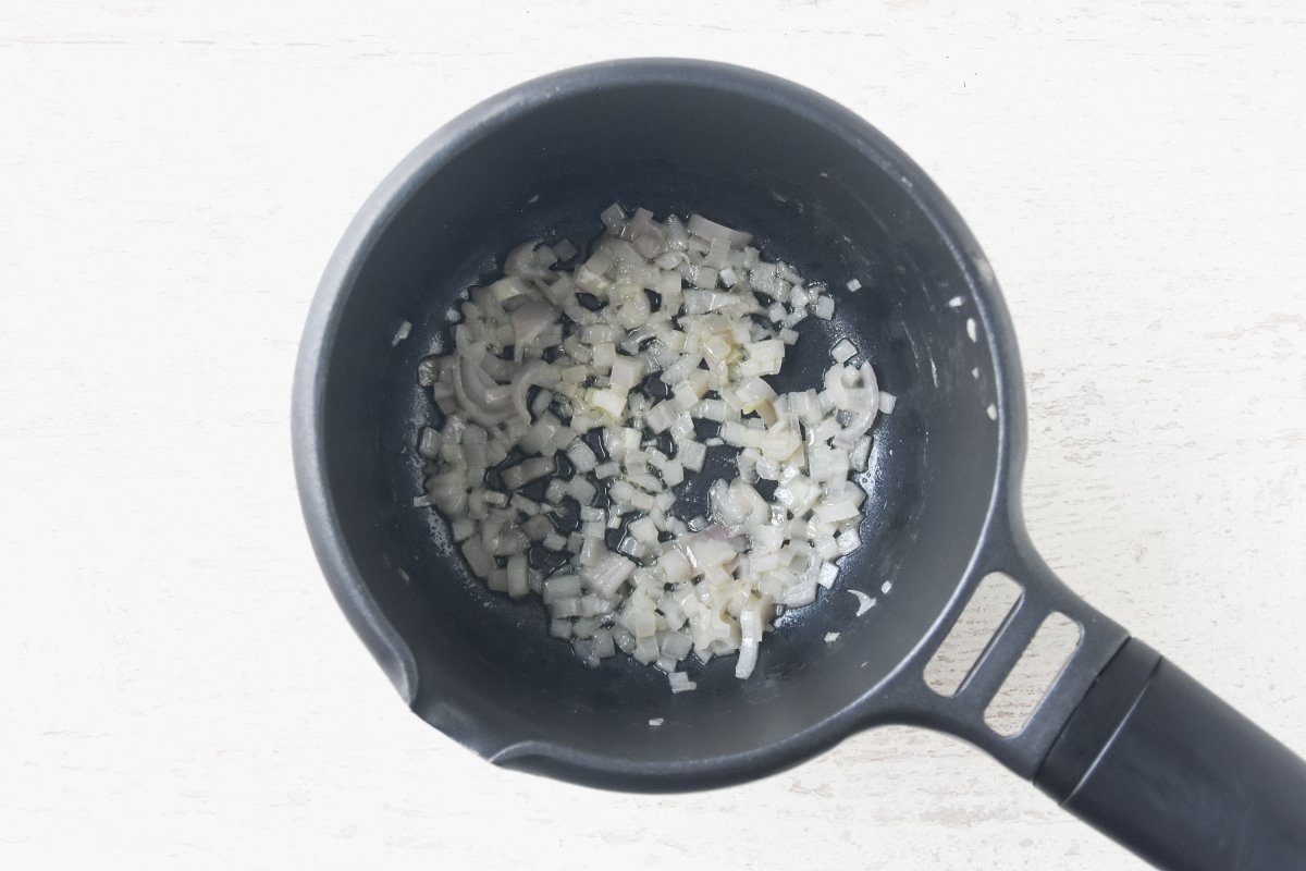 Sofreímos la chalota en la mantequilla para preparar la salsa a la pimienta verde