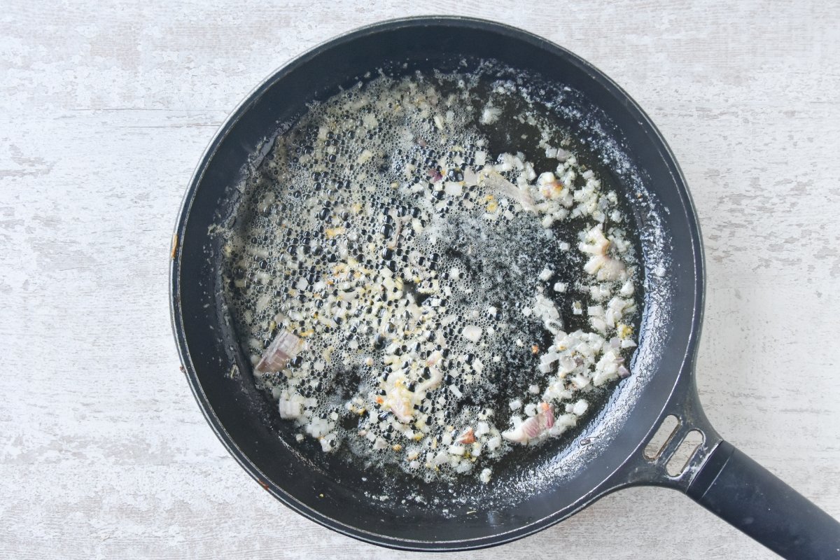 Sofreímos la chalota y el ajo para las croquetas de boletus