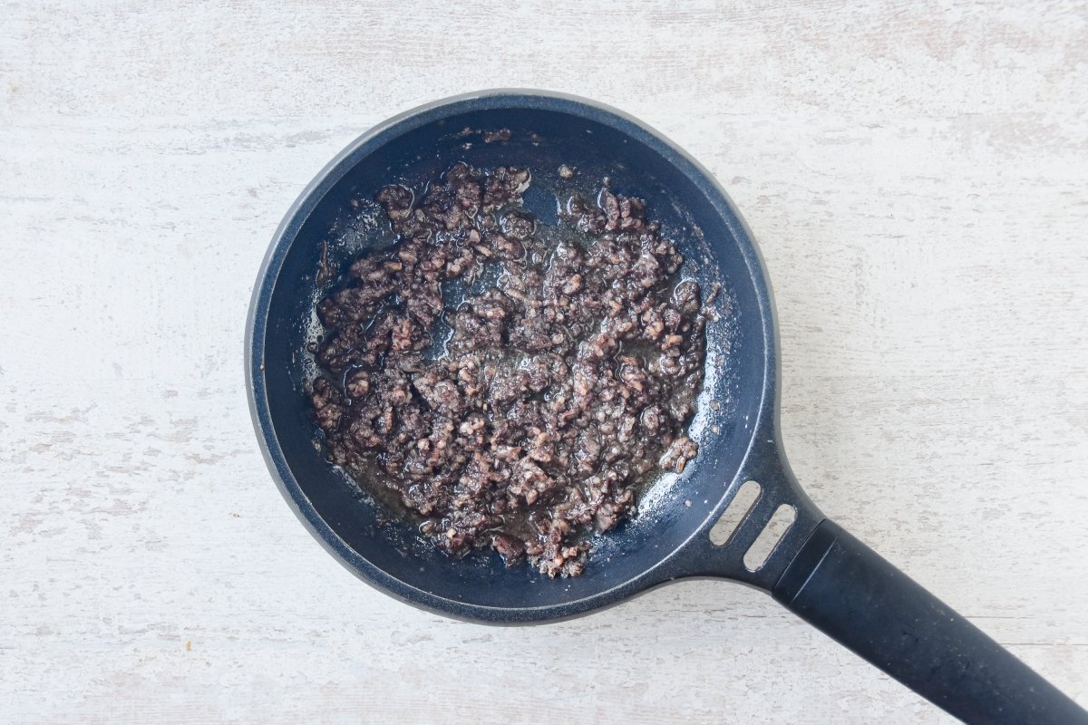 Sofreímos la morcilla con la mantequilla