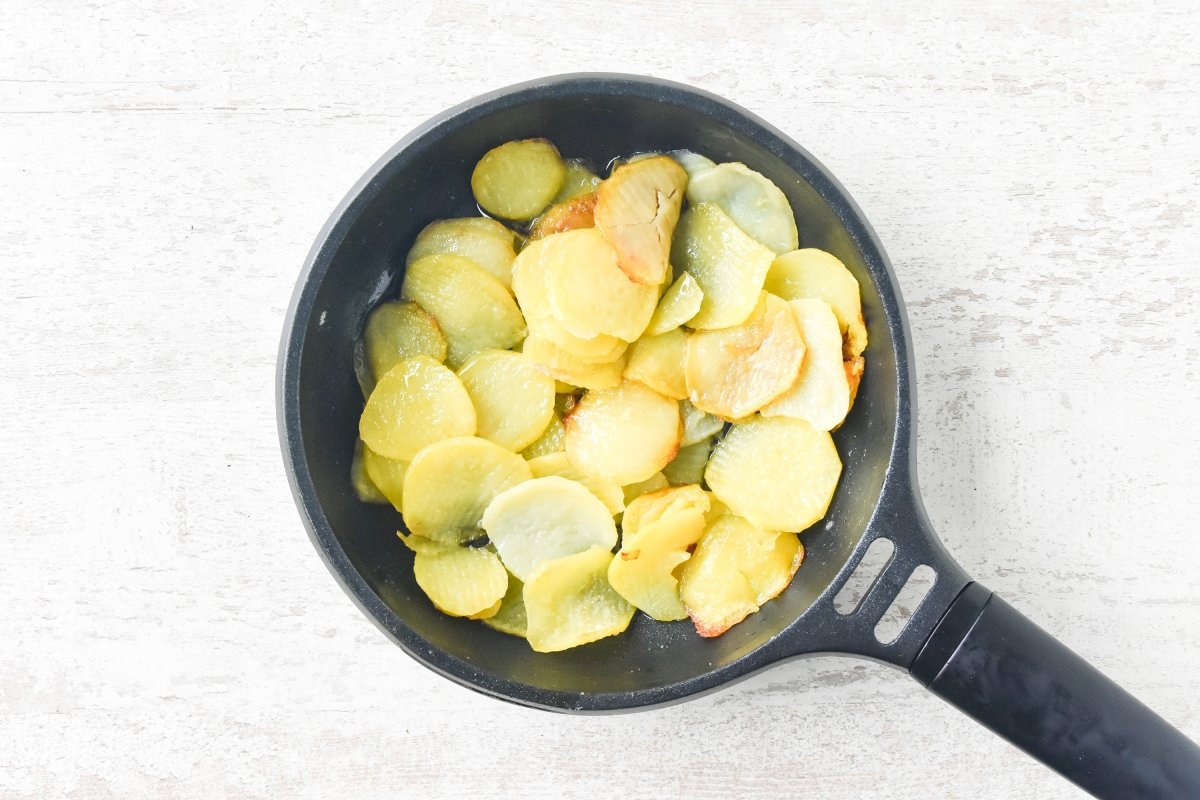 Sofreímos las patatas para el pincho de tortilla