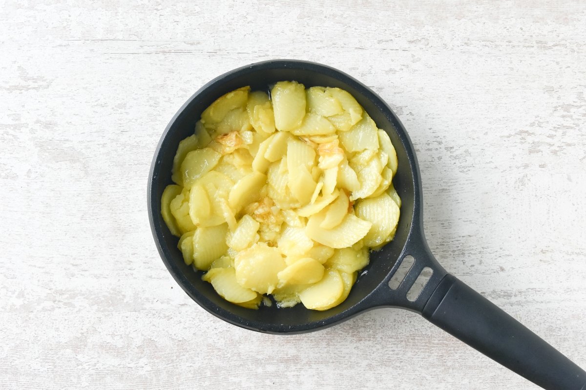 Sofreímos las patatas para la tortilla vegana