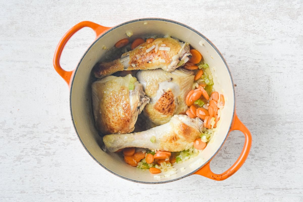 Sofreímos las verduras con el pollo durante 10 minutos