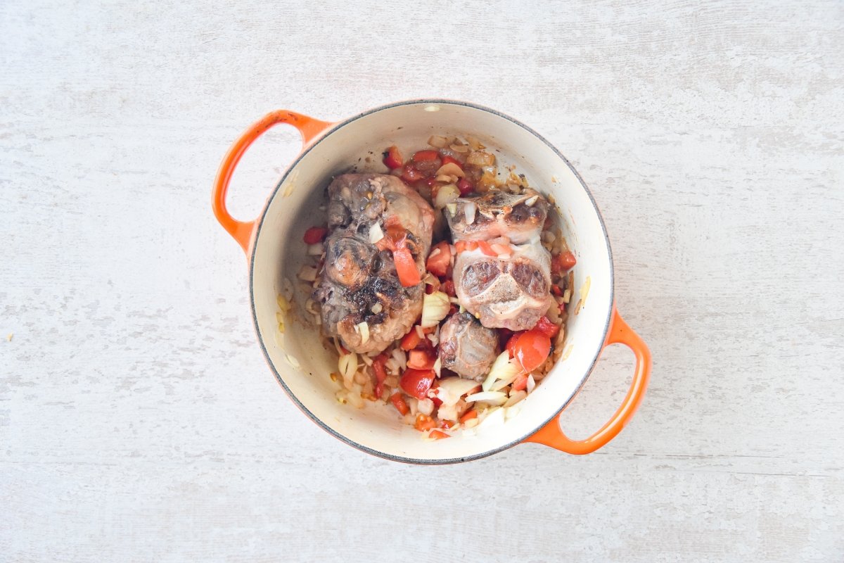 Sofreímos las verduras con el rabo