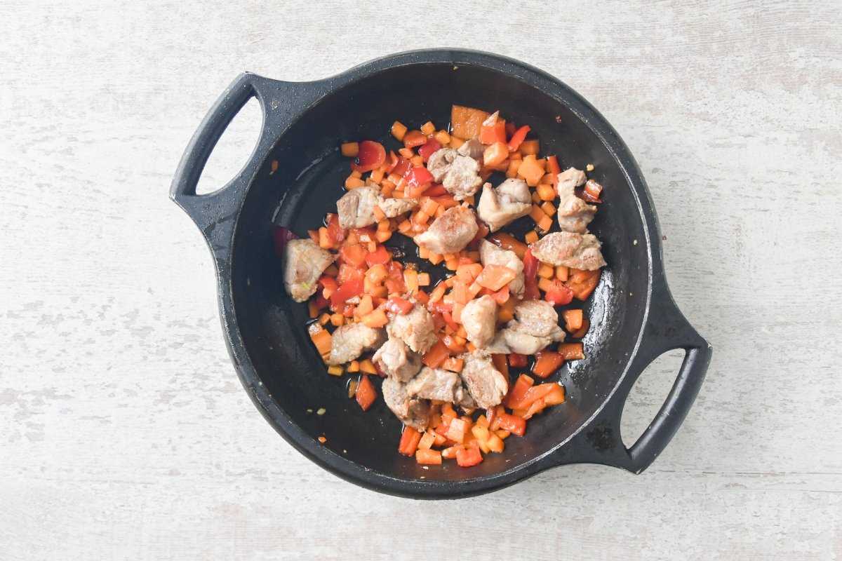 Sofreímos las verduras con la carne