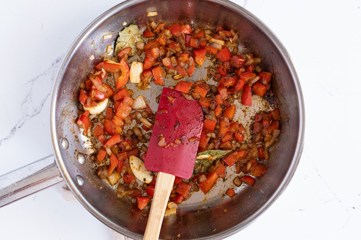 Sofreímos las verduras de la arepa pelúa