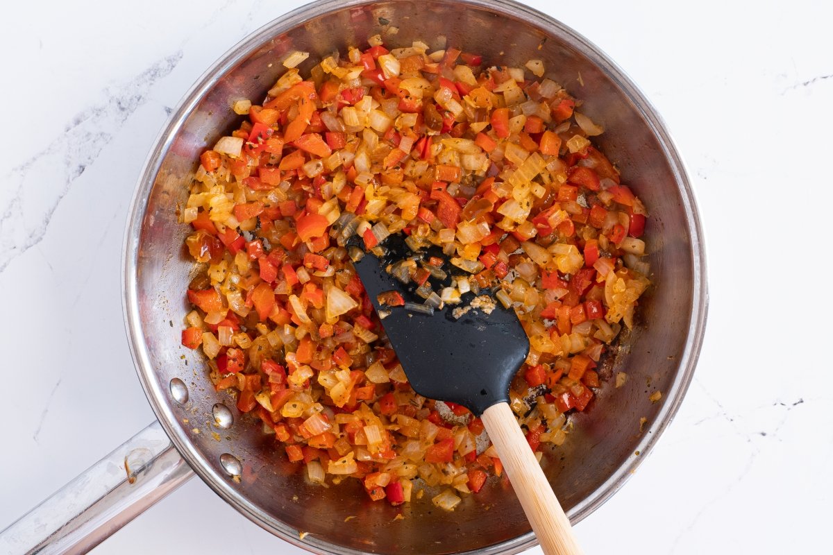 Sofreímos las verduras de la empanada