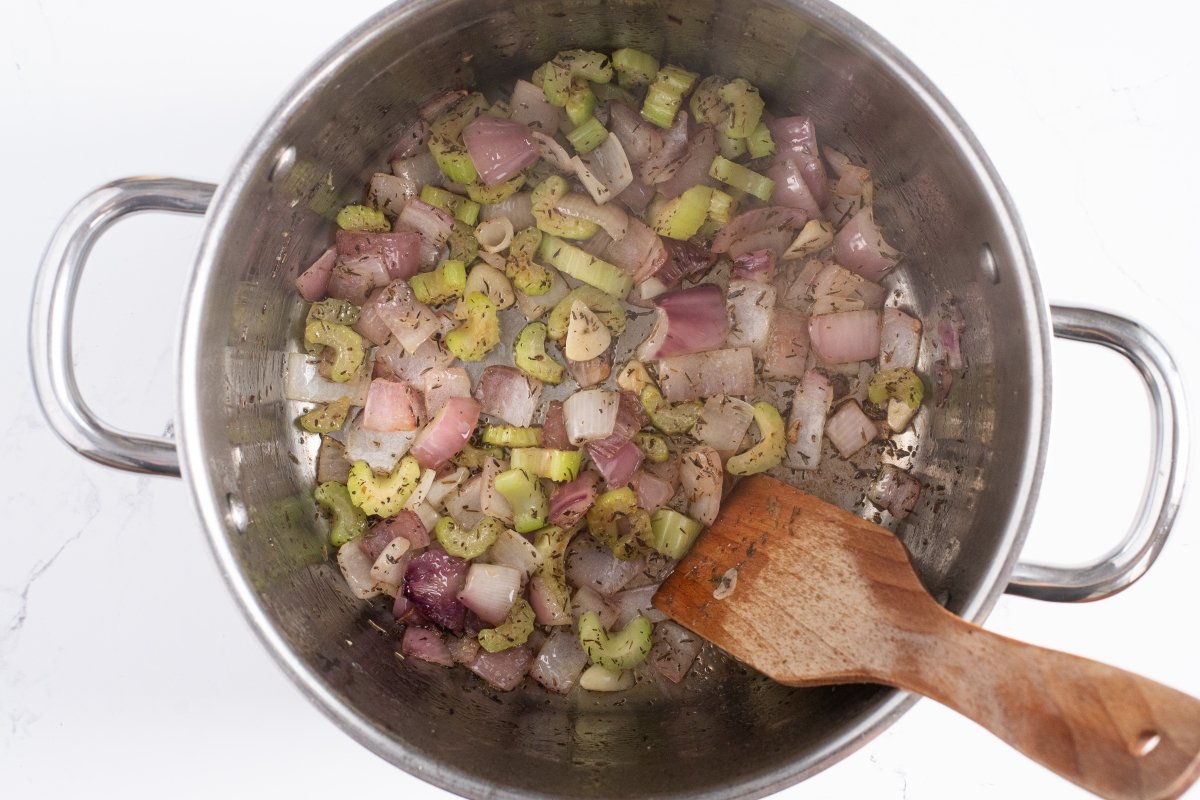 Sofreímos las verduras de la ribollita