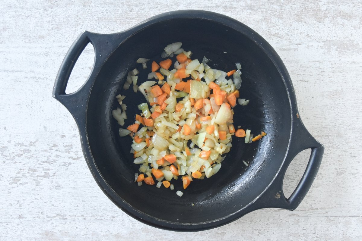 Sofreímos las verduras del lomo a la naranja