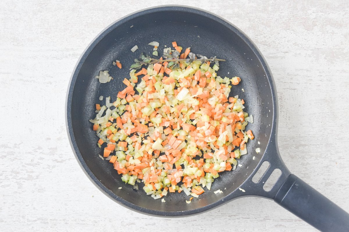 Sofreímos las verduras del ragú de setas