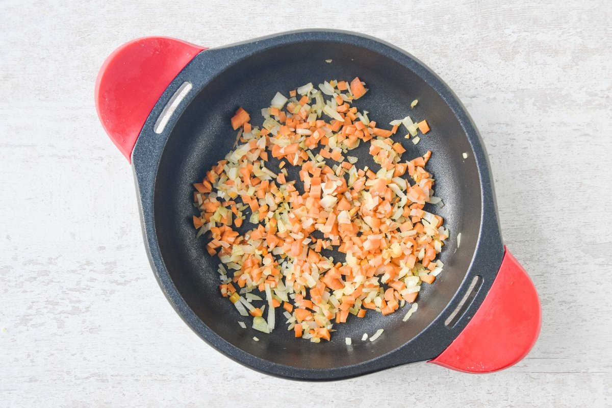 Sofreímos las verduras para el arroz con boletus