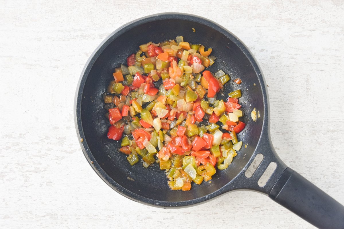 Sofreímos las verduras para el bacalao al ajoarriero