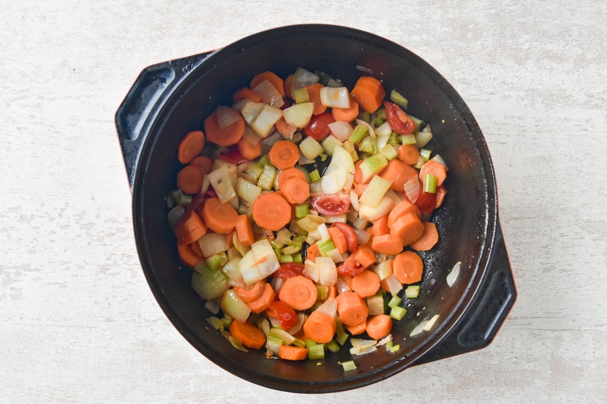 Sofreímos las verduras para el estofado de cerdo