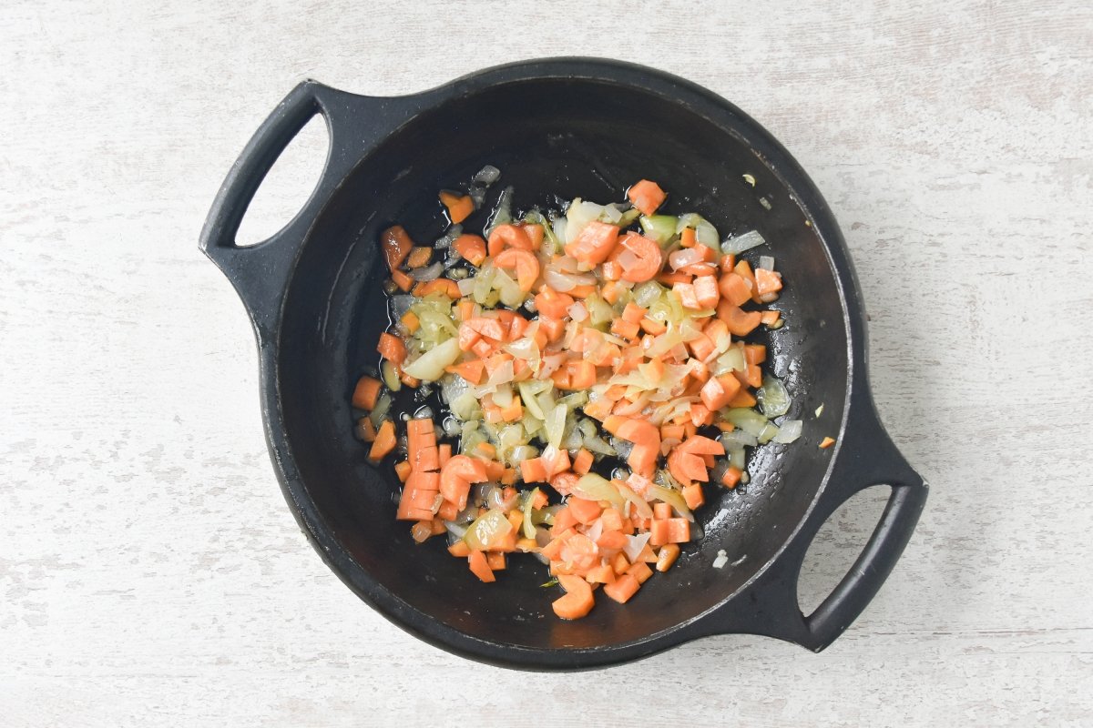 Sofreímos las verduras para el lomo en salsa de la abuela