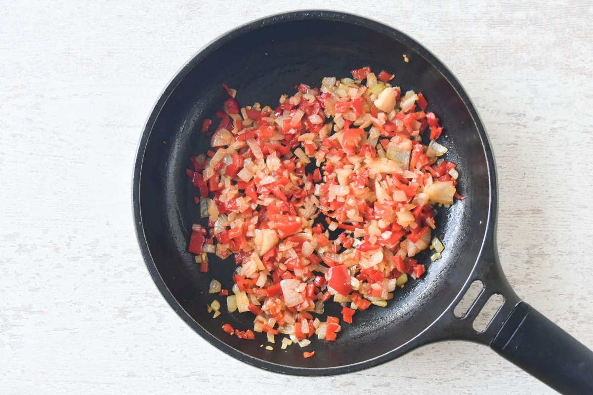 Sofreímos las verduras para el pollo mechado