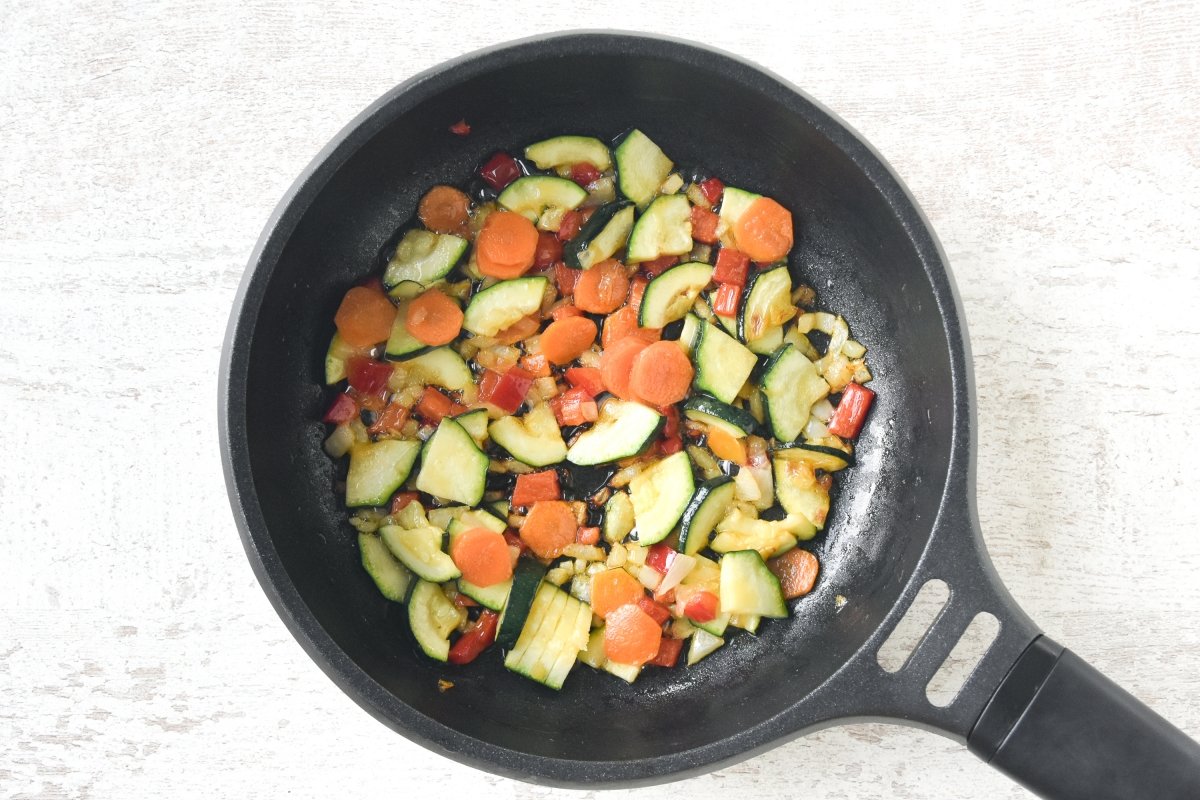 Sofreímos las verduras para el revuelto