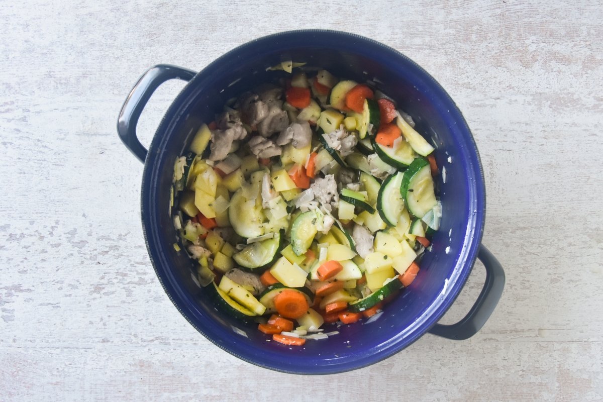 Sofreímos las verduras para la crema de pollo