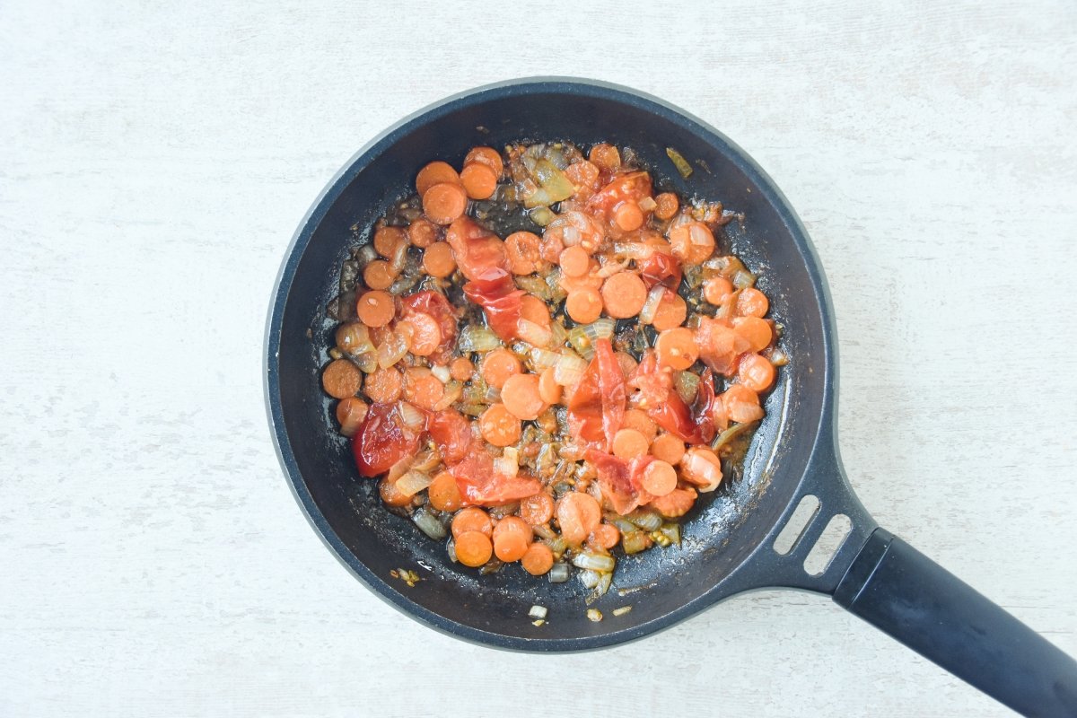 Sofreímos las verduras para la salsa de las albóndigas de cordero