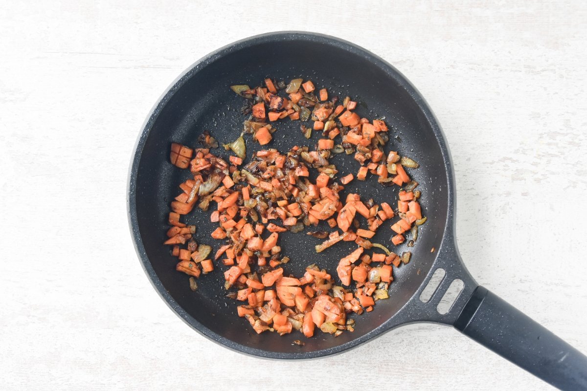 Sofreímos las verduras para la salsa del solomillo