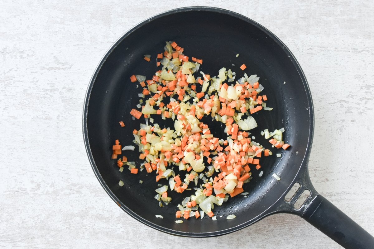 Sofreímos las verduras para la salsa