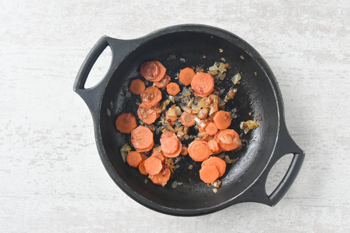 Sofreímos las verduras para preparar la salsa de la abuela