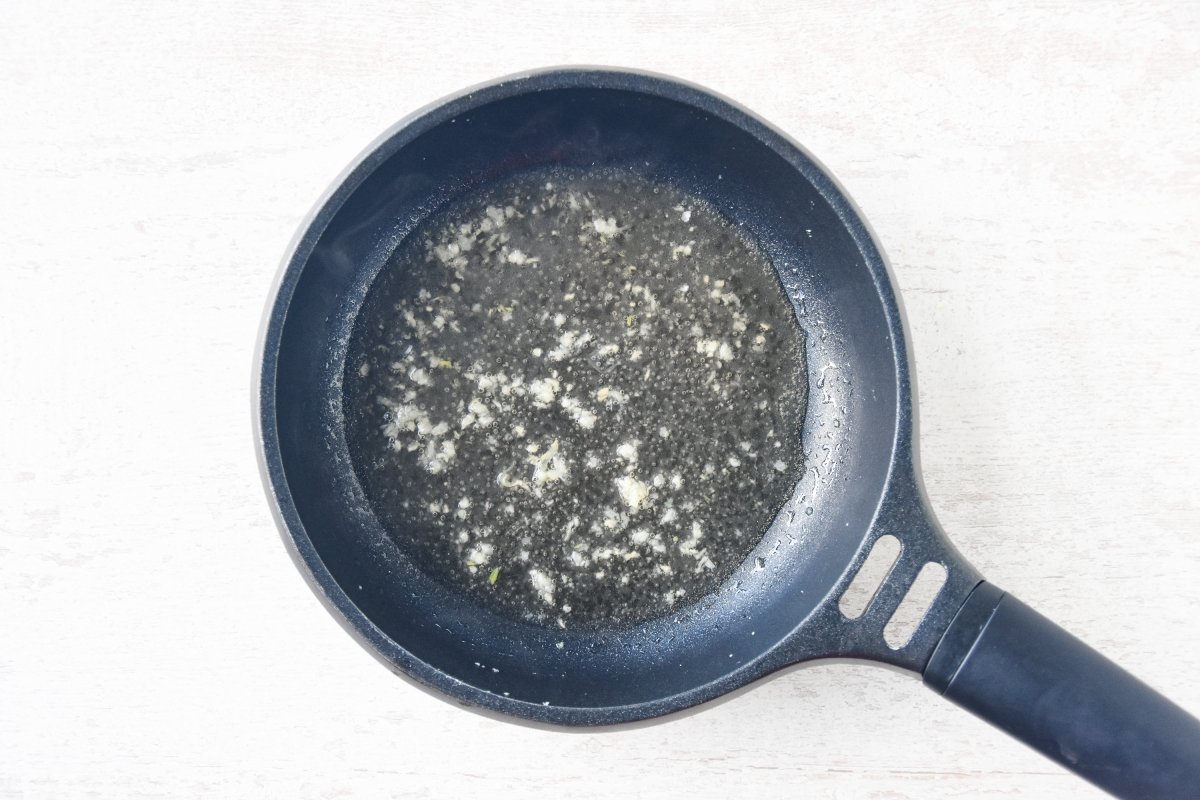 Sofreímos los ajos con el whisky