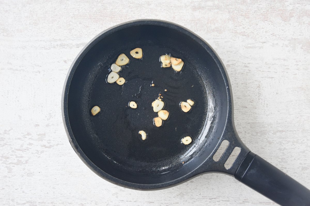 Sofreímos los ajos laminados en la sartén con aceite