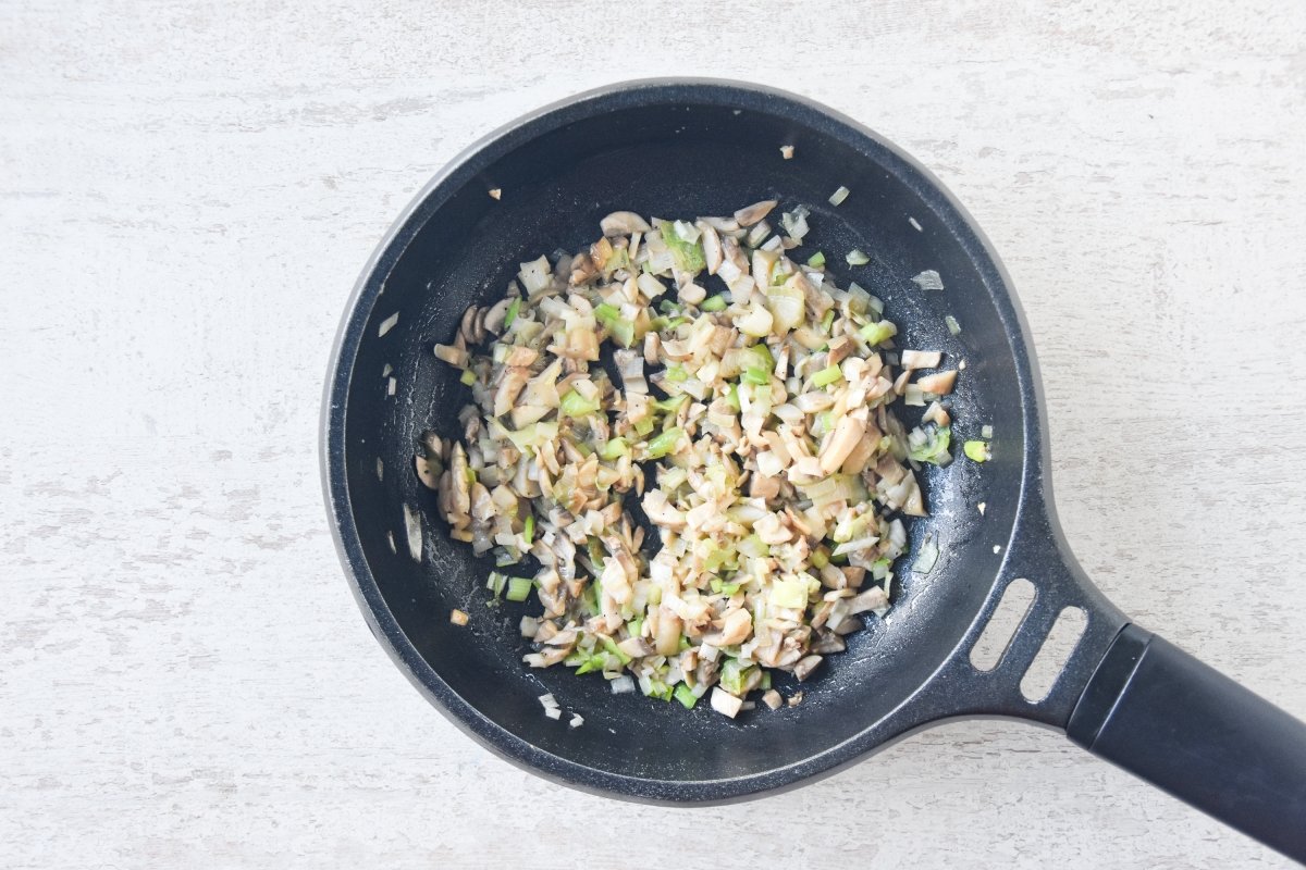 Sofreímos los champiñones con la cebolleta