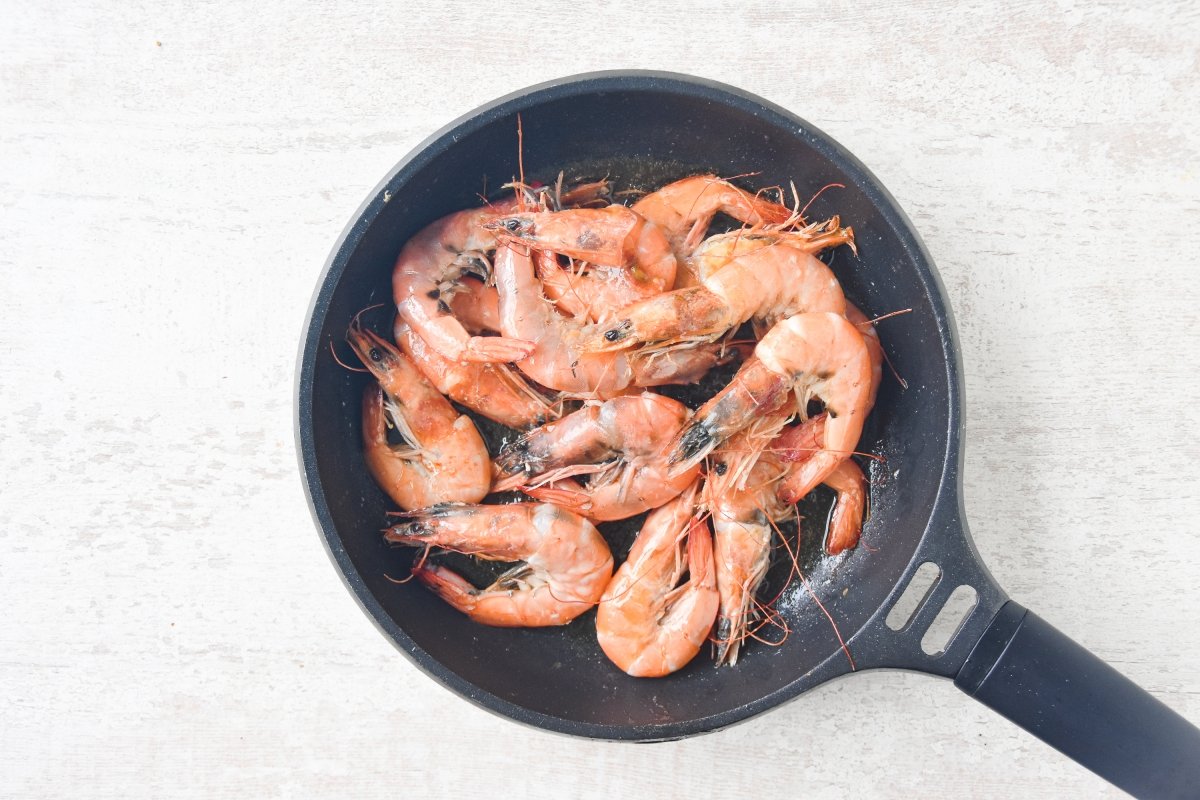 Sofreímos los langostinos en el aceite