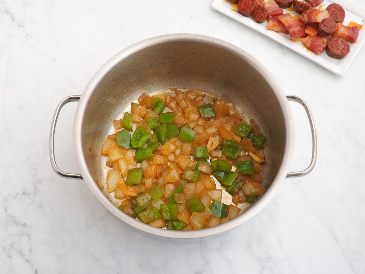 Sofreír el ajo con la cebolla y el pimiento verde