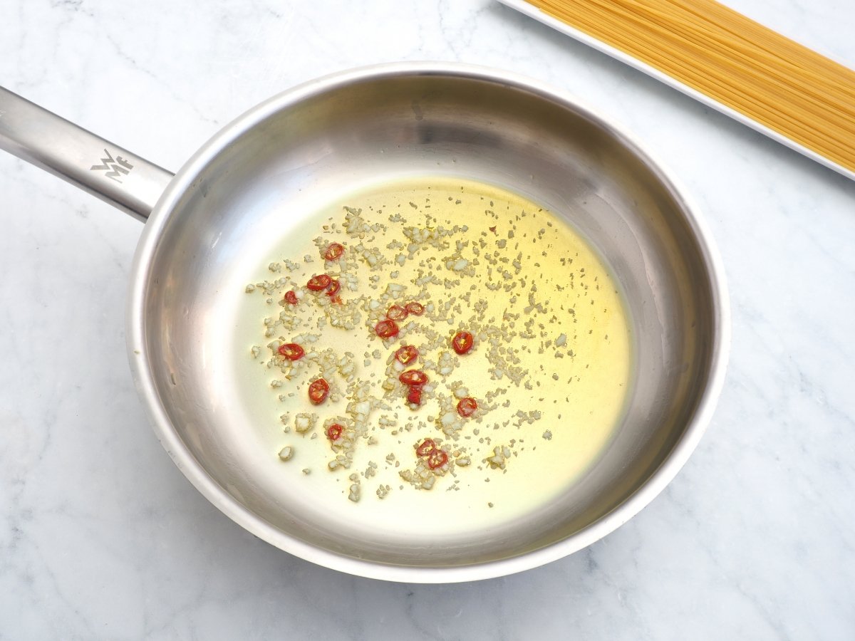 Sofreír el ajo con la guindilla