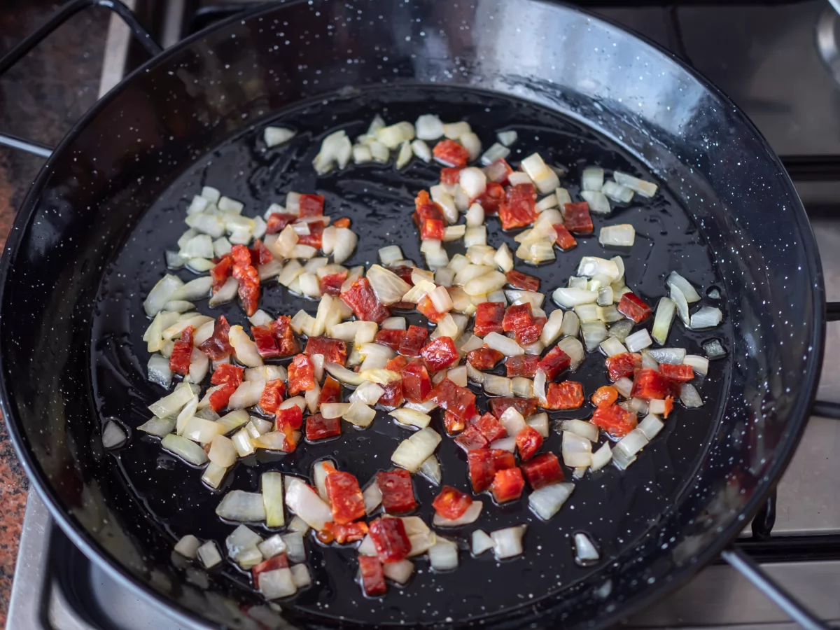 Arroz con caracoles 4 Sofreír el chorizo para el arroz con caracoles