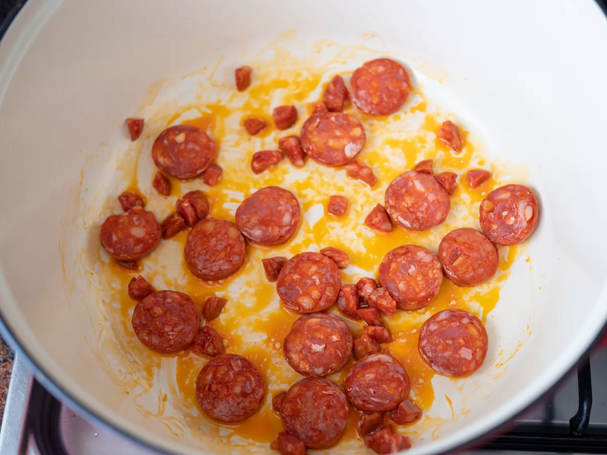 Arroz con chorizo 3 Sofreír el chorizo para el arroz con chorizo *