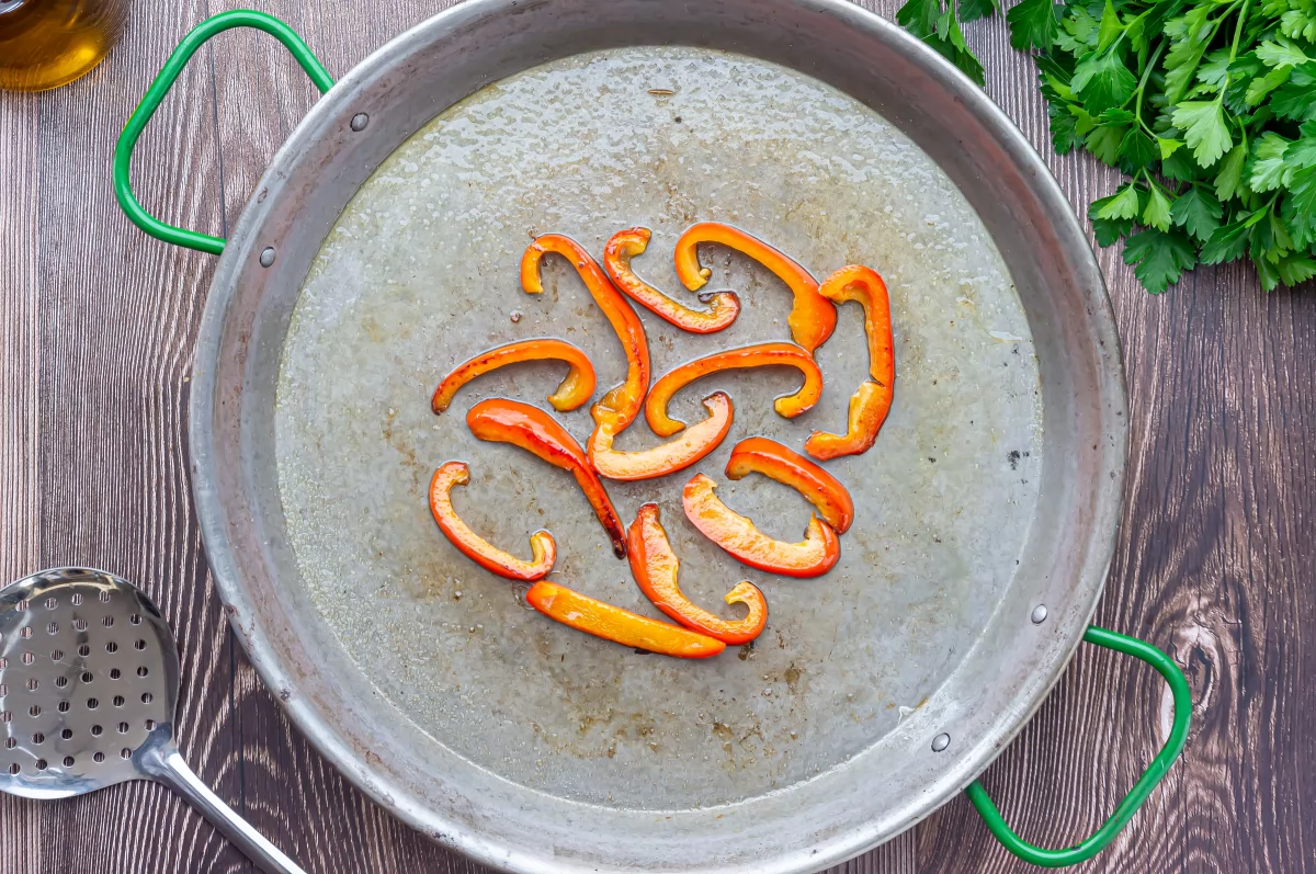 Paella mixta 3 Sofreír el pimiento *