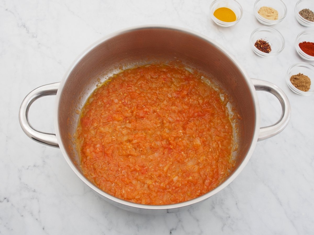 Sofreír el tomate con la cebolla para la loubia