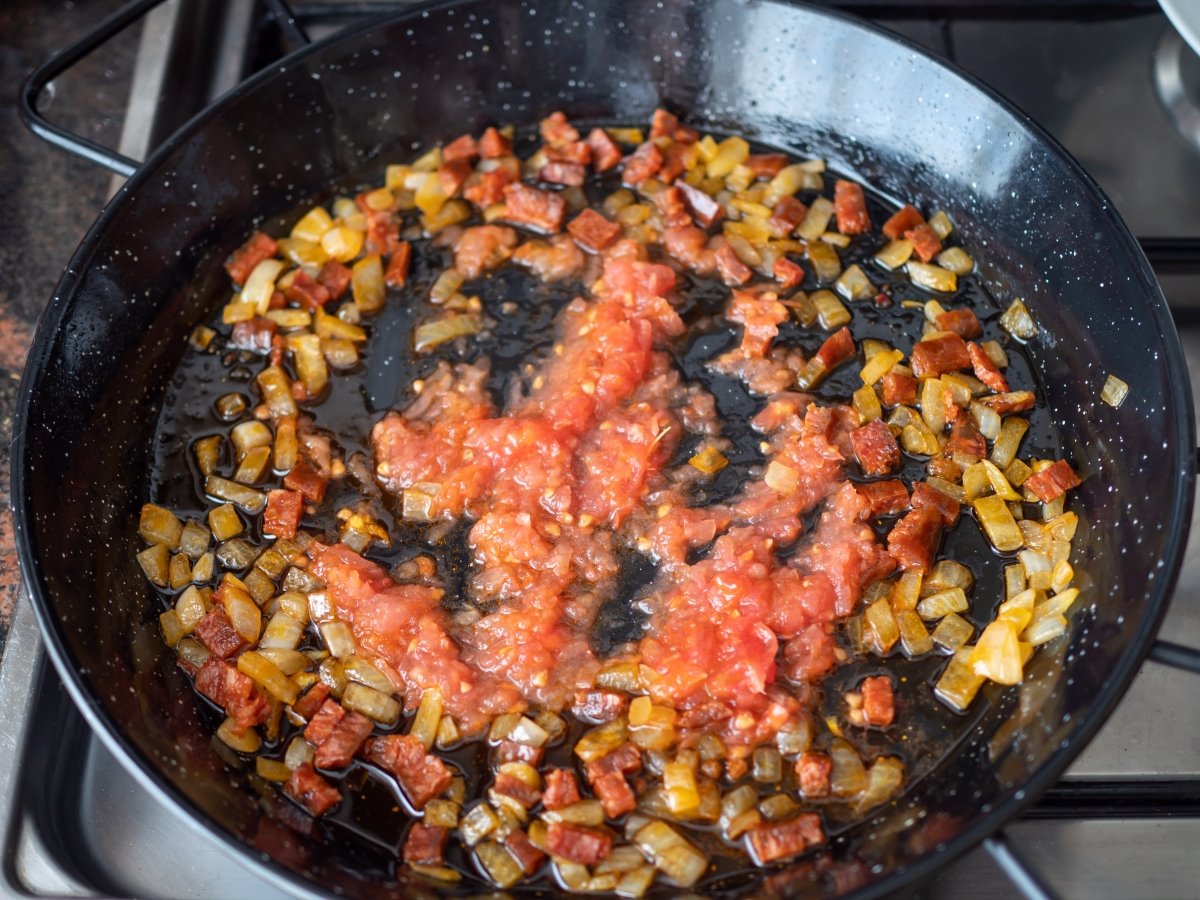 Sofreír el tomate para el sofrito del arroz con caracoles