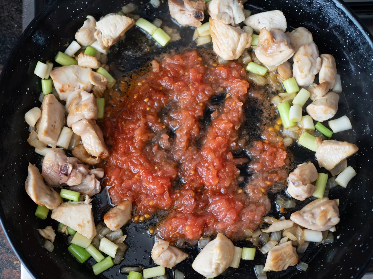 Fideuá de pollo 6 Sofreír el tomate para la fideuá de pollo