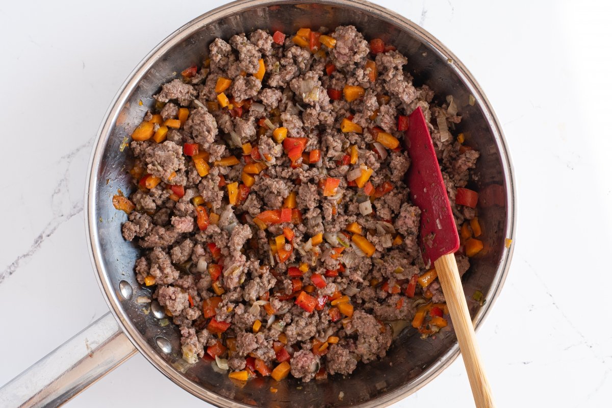 Sofreír la carne picada del pastelón