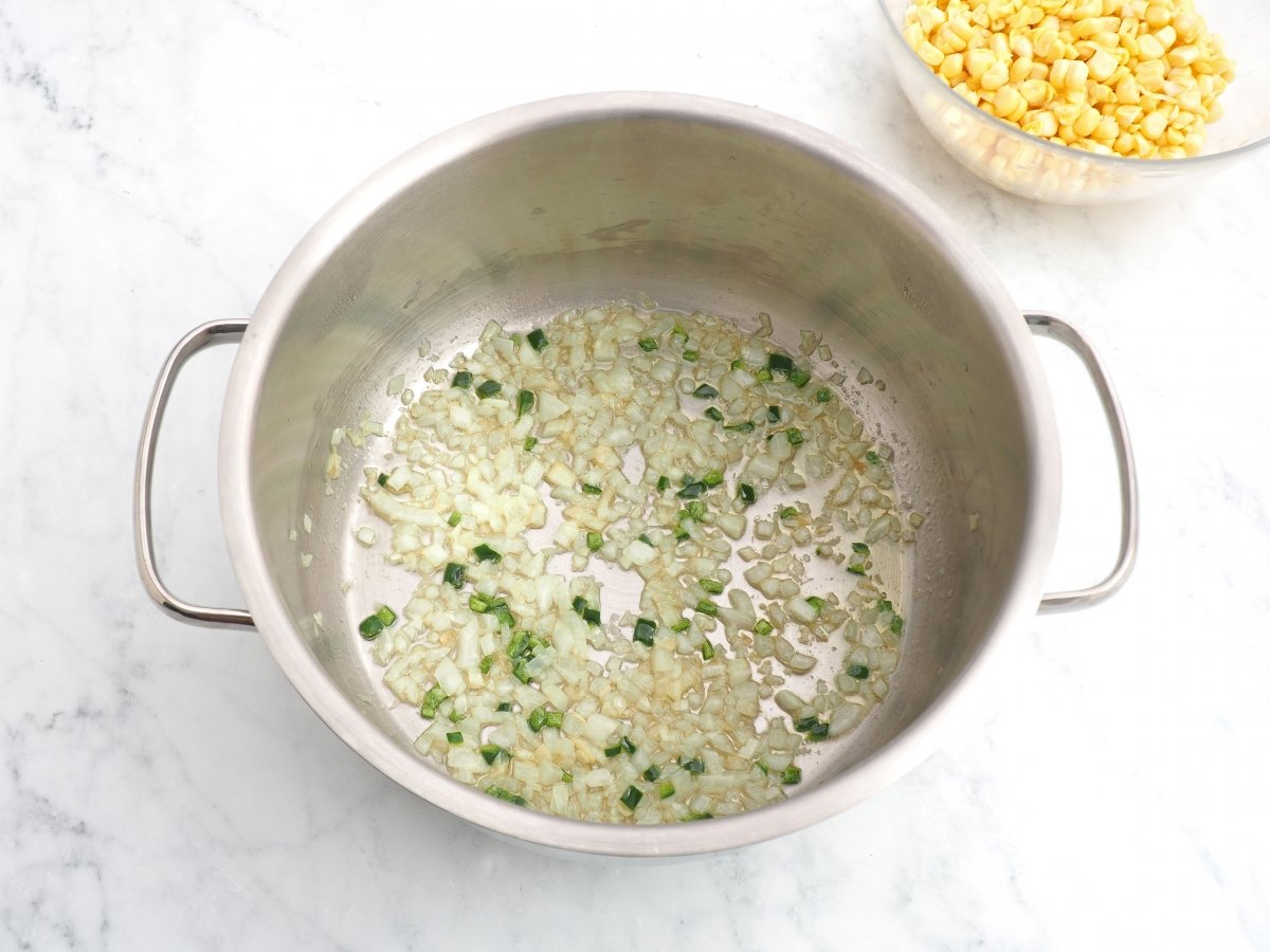 Sofreír la cebolla con el chile