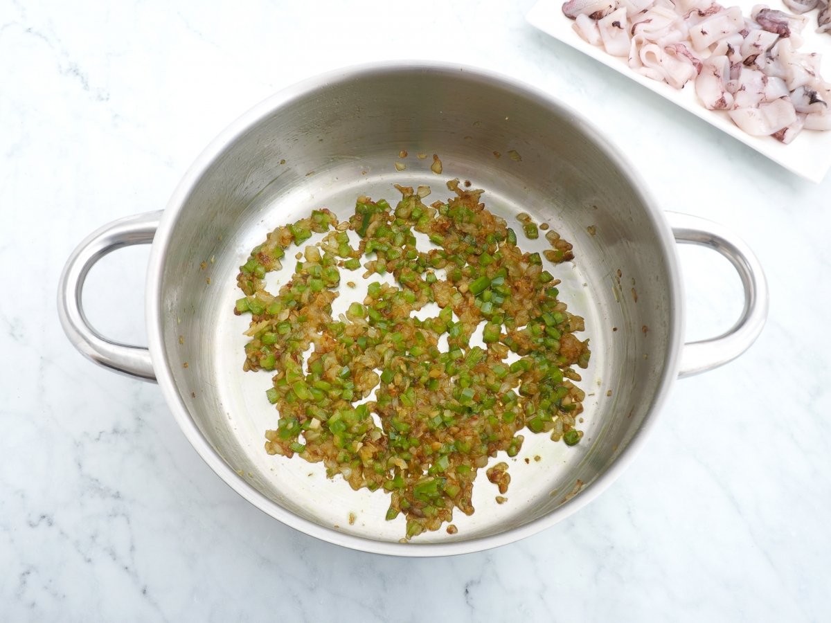 Sofreír la cebolla con el pimiento para las patatas con calamares