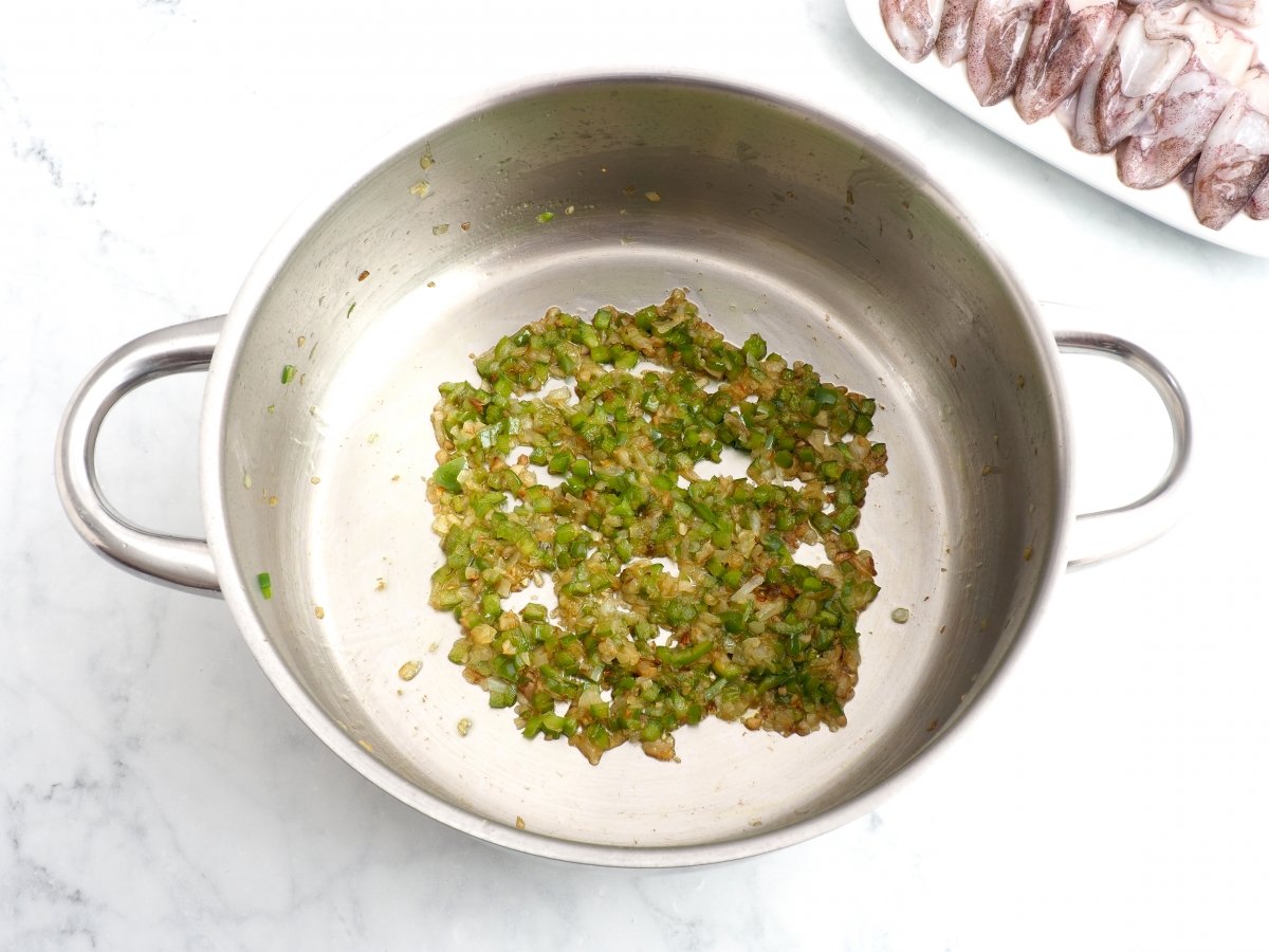 Sofreír la cebolla con el pimiento verde