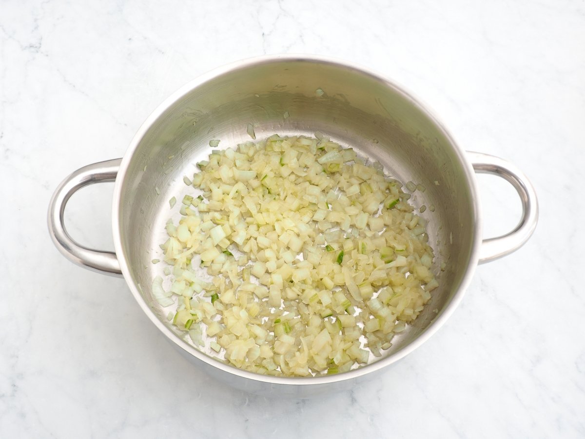 Sofreír la cebolla con las pencas