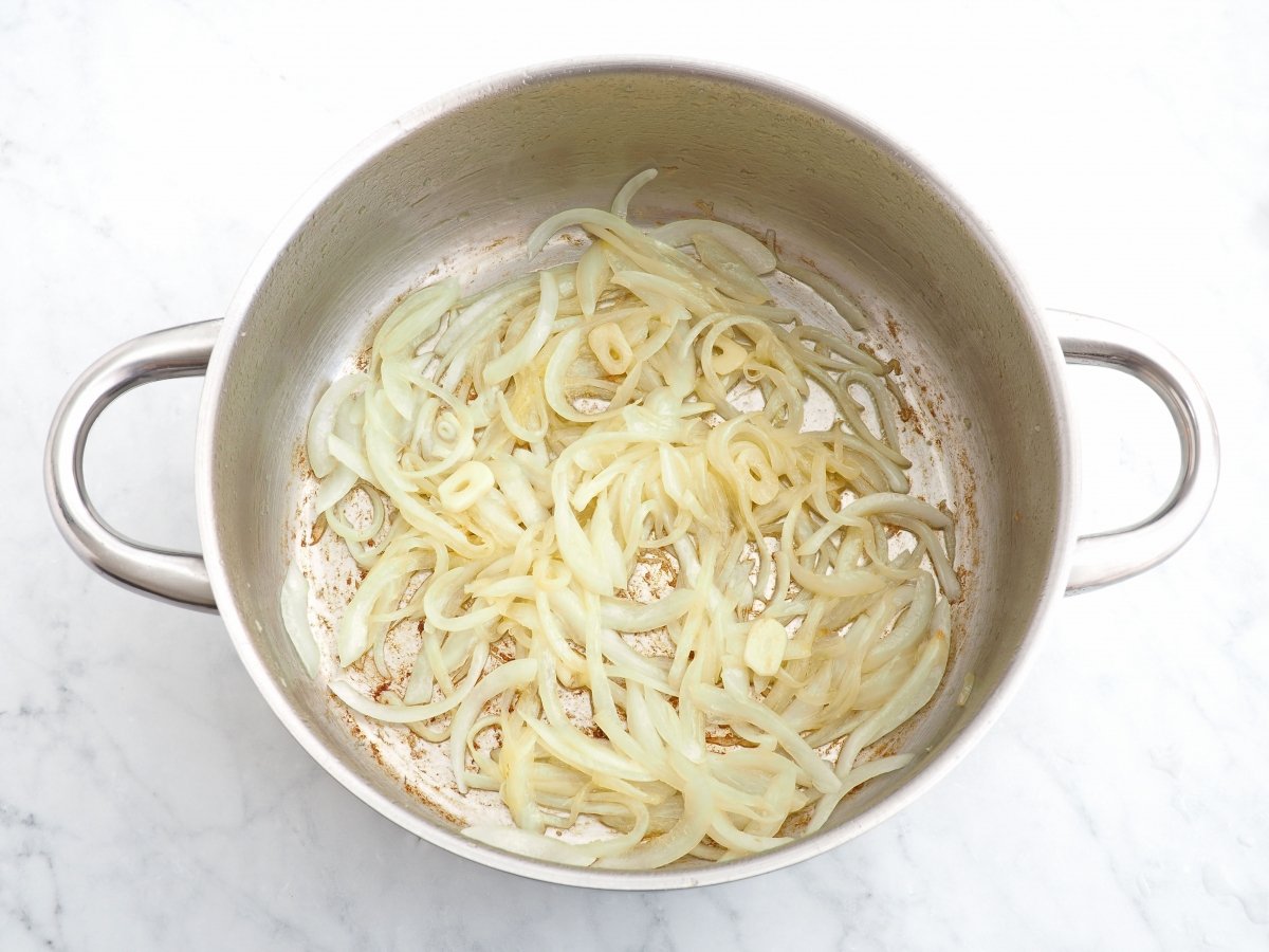 Sofreír la cebolla en el aceite del bacalao