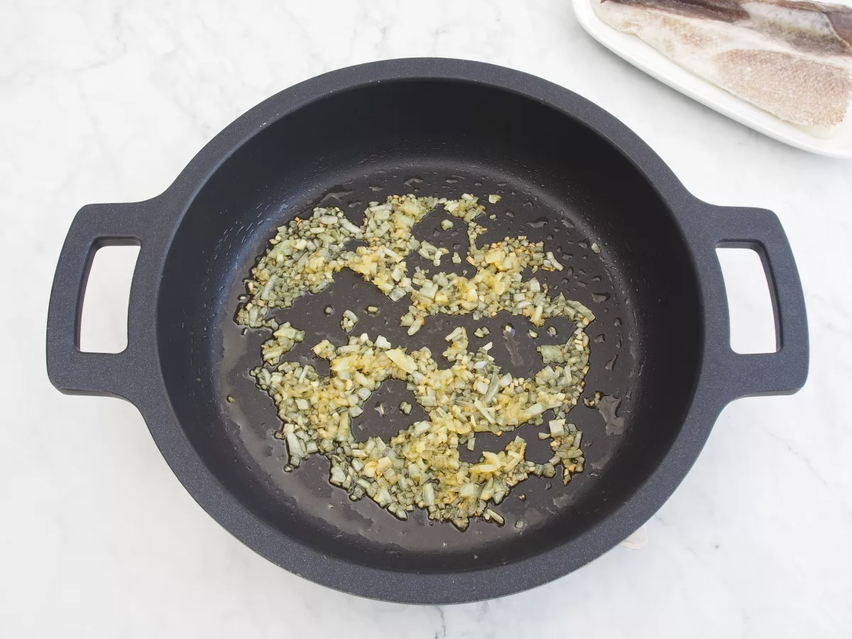 Sofreír la cebolla para el arroz con bacalao