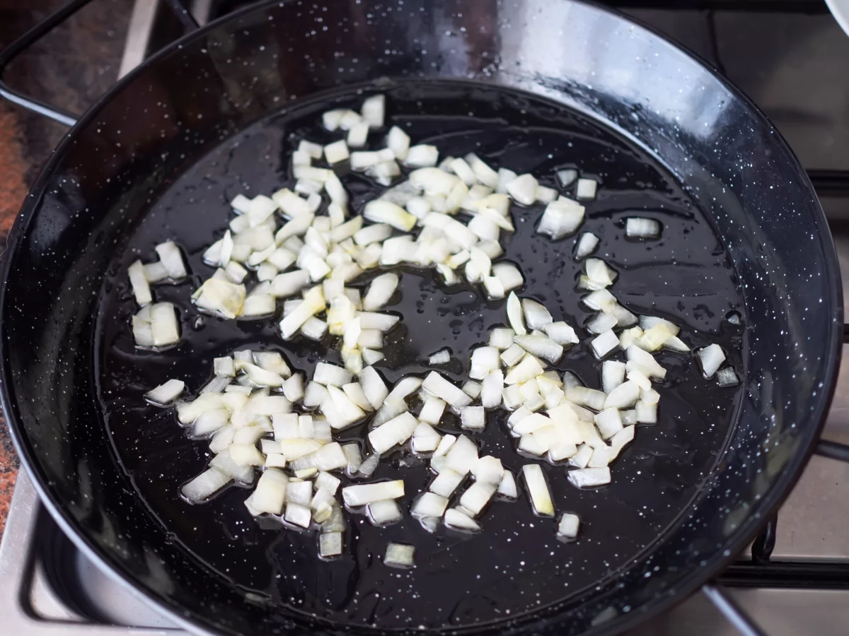 Arroz con caracoles 3 Sofreír la cebolla para el arroz con caracoles