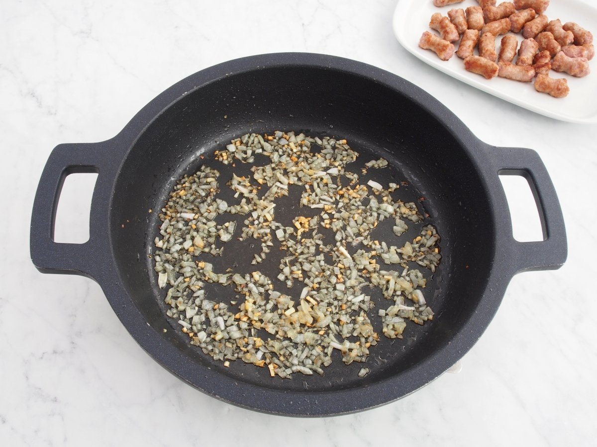 Sofreír la cebolla para el arroz con salchichas